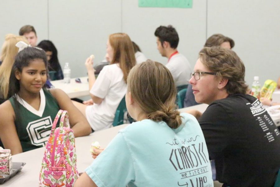 Juniors Jenna McQueen and Alec Peal and freshman Alani Galarza get to know each other during the PALs new student lunch on Sept. 8.