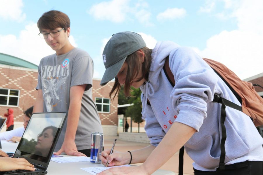 Students register to vote at the Rho Kappa booth on Sep. 24. Photo by Addy Bates