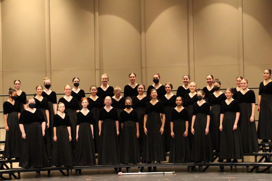 Dressed in their performance attire, Varsity Women’s Choir smiles for the camera at their choir concert. The fall concert took place in the PAC on Oct. 7, where all choirs performed. “Choir is all about teamwork,” sophomore Emily Mincemoyer said. “So it is important that you don’t stand out from everyone else in your group. We all have to wear the same outfits and jewelry.
