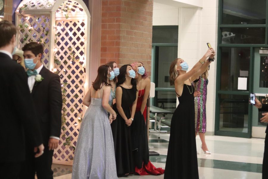 Last year’s seniors take a selfie in the cafeteria at Prom-ish last year.  Due to COVID-19, prom was hosted in the courtyard and cafeteria, but the STUCO committee hoped to change that with this year’s plans. “I am really excited for this year’s prom because we are doing it at a different venue than normal, and hope that the things we have planned will make it a night you will never forget,” Student Council co-head Ariana Balakrishnan said.